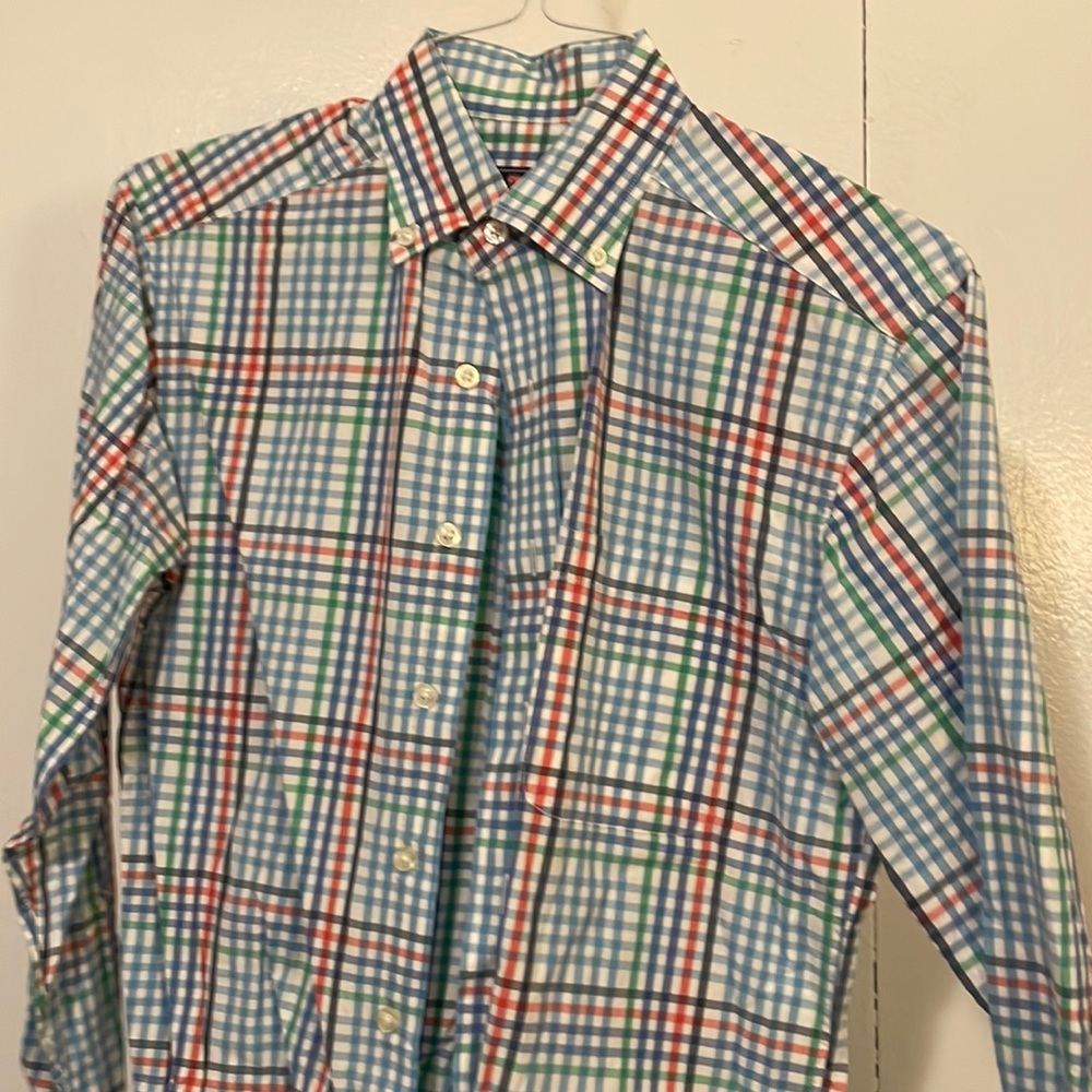 Vineyard Vines button down shirt. Lightly worn. Excellent condition.